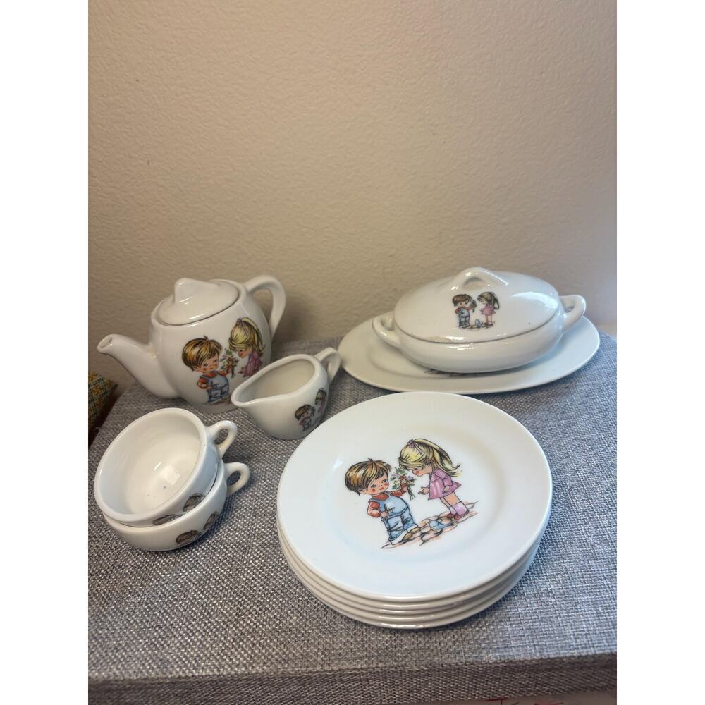 Vintage Porcelain Childs Tea Set. 11 pieces